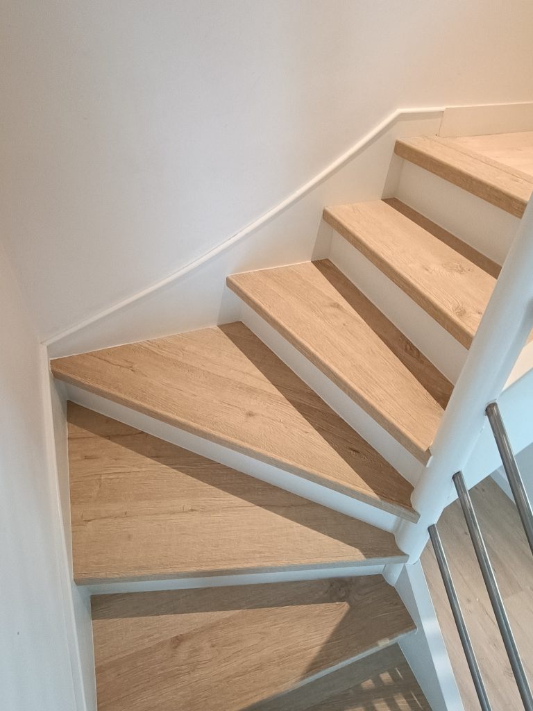Réalisations menuisier poseur Les sens du Bois Recouvrement marches escalier