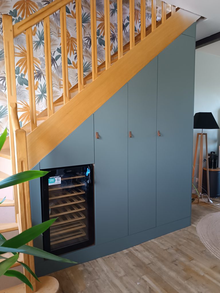 Réalisations menuisier poseur Les sens du Bois Agencement sous escalier réalisé en panneau mélaminé bleu.