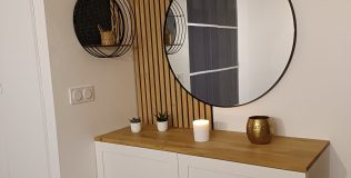 Réalisations menuisier poseur Les sens du Bois Pose d'un meuble d'entrée avec miroir et panneaux tasseaux bois