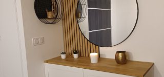 Réalisations menuisier poseur Les sens du Bois Pose d'un meuble d'entrée avec miroir et panneaux tasseaux bois