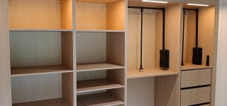 Réalisations menuisier poseur Les sens du Bois Création dressing panneaux mélaminés chêne / Sarzeau