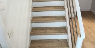 Réalisations menuisier poseur Les sens du Bois Recouvrement marches escalier