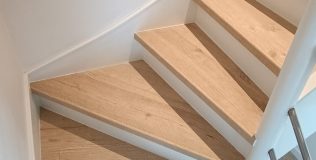 Réalisations menuisier poseur Les sens du Bois Recouvrement marches escalier