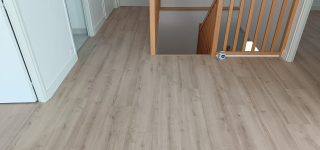 Réalisations menuisier poseur Les sens du Bois Pose de parquet en stratifié/ beige clair