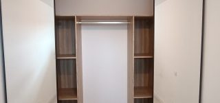Réalisations menuisier poseur Les sens du Bois Agencement de dressing avec portes miroir coulissantes