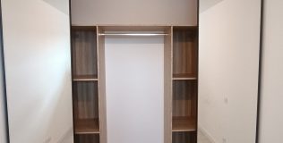 Réalisations menuisier poseur Les sens du Bois Agencement de dressing avec portes miroir coulissantes