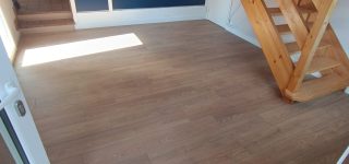 Réalisations menuisier poseur Les sens du Bois Pose de lames vinyles sur sol avec réagréage