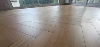 Réalisations menuisier poseur Les sens du Bois Pose de parquet doré en chevron